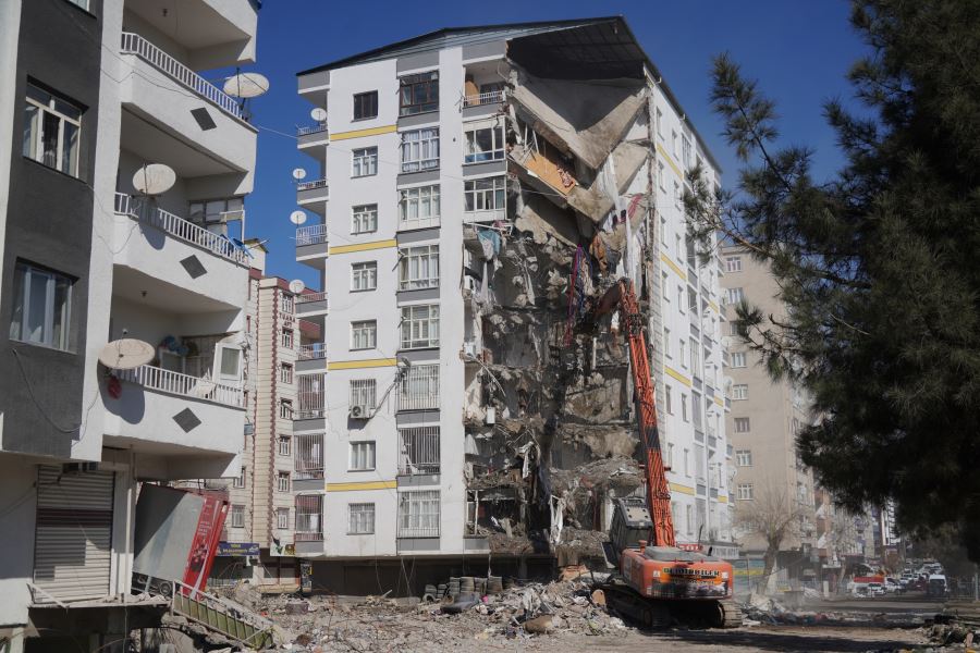 Acil yıkım kararı verilen binaların yıkımına başlandı