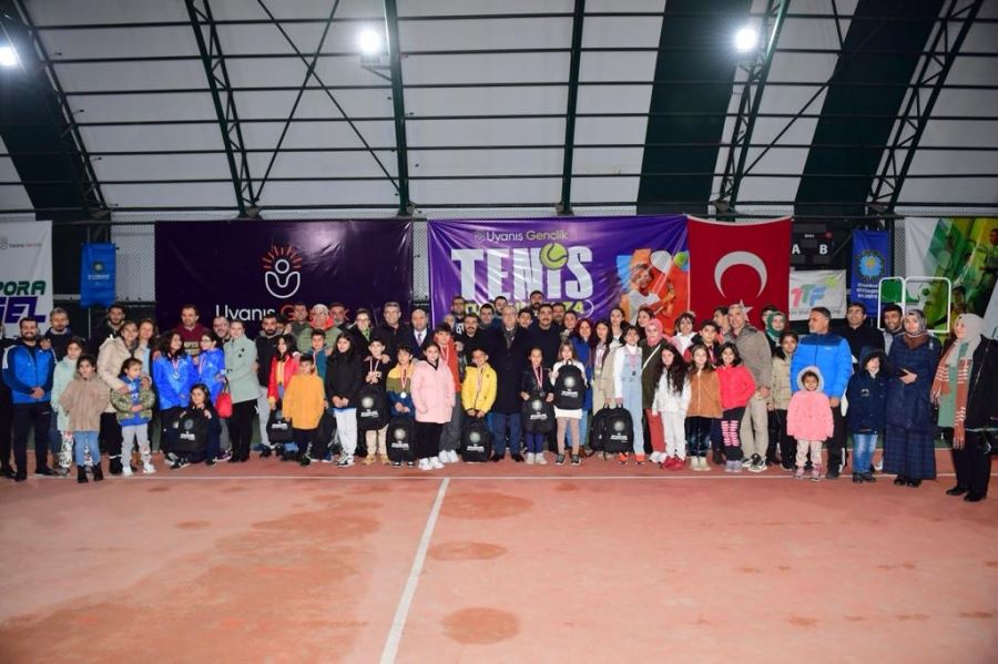 Gençler tenise doydu