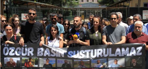 Gazetecilerin tutuklanması yıldönümlerinde protesto edildi
